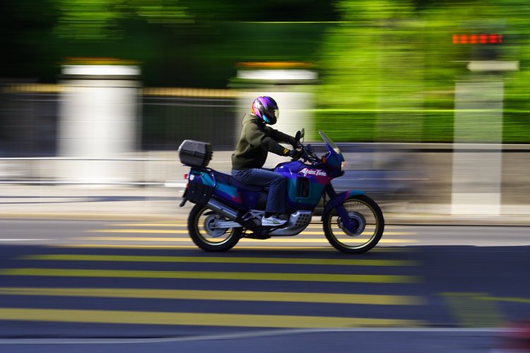 moto qui file
