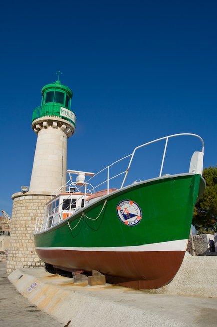 le phare et le bateau