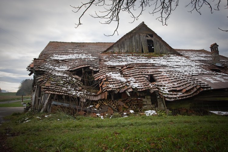 la petite maison avachie dans la prairie